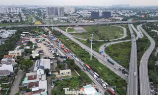 Ngày đầu nghỉ lễ, cửa ngõ phía Đông TP. HCM ùn ứ, xe nối dài lên cao tốc