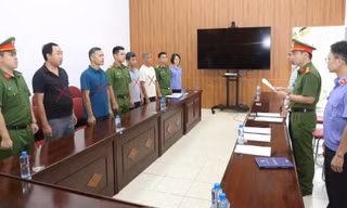 Khai thác cát trái phép trên sông Đà, 4 đối tượng bị khởi tố
