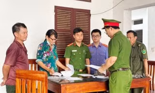 Cơ quan điều tra khám xét nơi ở của các đối tượng.
