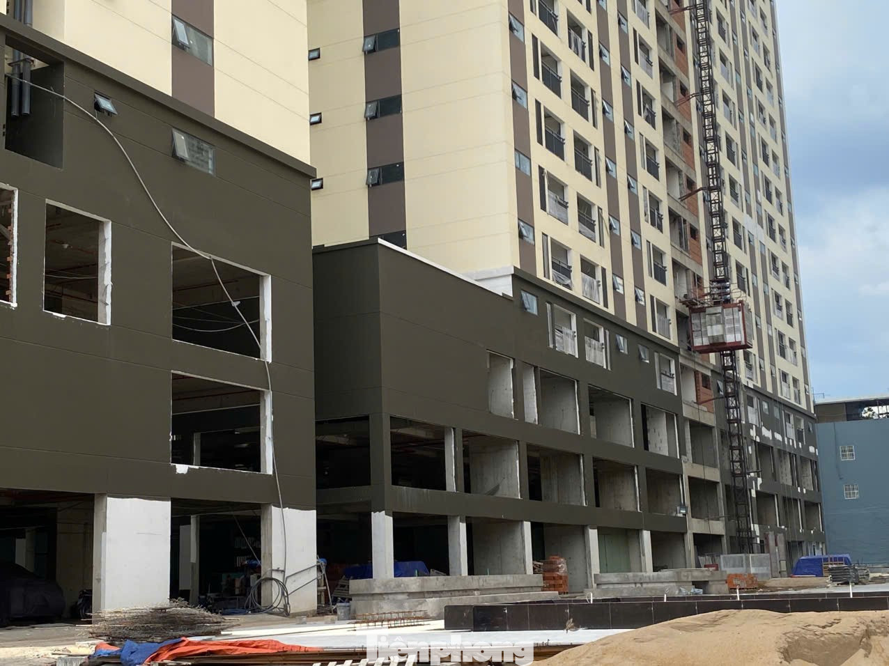 Làm sao người thu nhập thấp mua nhà khi lãi suất tăng cao?