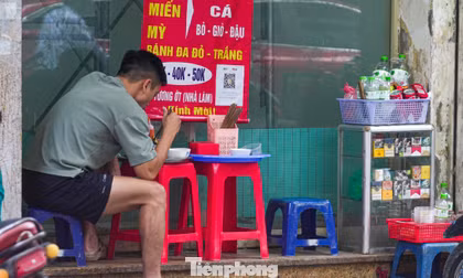Thực khách ‘co cụm’ sau đợt siết vỉa hè ở Hà Nội