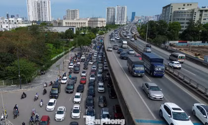 Nhích từng mét rời Thủ đô: 12 giờ vật lộn trên cao tốc 