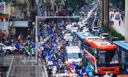 Mưa xuống, xe dồn, phố Hà Nội tắc dài giờ cao điểm