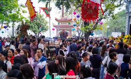 Chen cứng lối đi, dòng người kiên nhẫn xin lộc tại Phủ Tây Hồ