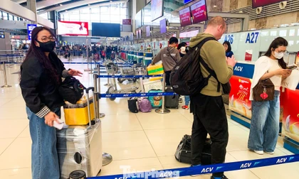 Lạ thường sân bay Nội Bài sáng 29 Tết