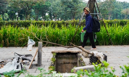 Nguy hiểm từ các hố ga mất nắp trên vỉa hè đường Phạm Văn Đồng