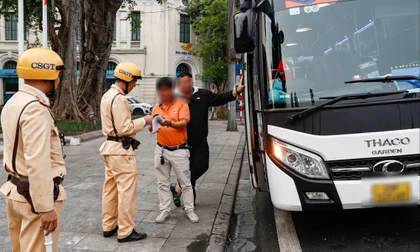 Liên tiếp xe khách dừng đỗ trái phép ở phố cổ, CSGT Hà Nội lập tức vào cuộc