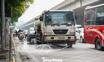 Hà Nội tăng cường xe rửa đường để giảm bụi và cải thiện chất lượng không khí
