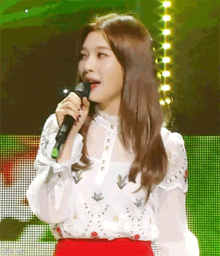 Kể cả khi mặc "đụng hàng", Red Velvet và BLACKPINK vẫn tạo ra phong cách hoàn toàn khác biệt ảnh 1