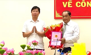 Ông Huỳnh Minh Tuấn trao quyết định bổ nhiệm ông Nguyễn Sĩ Hùng giữ chức Phó Giám đốc Sở Văn hóa - Thể thao và Du lịch.