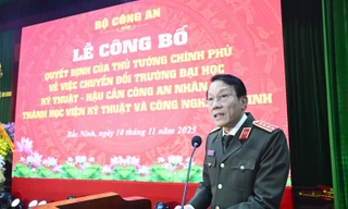 Bộ trưởng Lương Tam Quang trao quyết định của Bộ Công an cho Ban giám đốc Học viện Kỹ thuật và Công nghệ an ninh. Ảnh: Bộ Công an