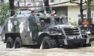 Trời tiếp tục mưa lớn, cứu hộ người dân xuyên đêm