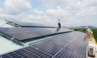 Lắp điện mặt trời cho các cơ sở y tế vùng lũ