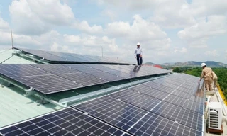 Lắp điện mặt trời cho các cơ sở y tế vùng lũ