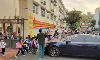 Ô tô Lexus của hiệu trưởng chắn lối và lời cảnh báo an toàn ở trường học