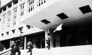 Chiến sĩ Bùi Quang Thận (cầm cờ, phía trước) cùng 3 chiến sĩ của Quân đoàn 2 - Binh đoàn Hương Giang tiến vào cắm cờ trên nóc Phủ Tổng thống Sài Gòn (Dinh Độc Lập) lúc 11 giờ 30 phút ngày 30/4/1975Ảnh: Vũ Tạo - TTXVN 