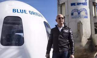 Đưa 5.408 vệ tinh lên quỹ đạo, tỷ phú Jeff Bezos quyết cạnh tranh với Elon Musk