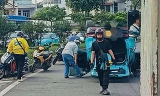 Ô tô công nghệ lật ngửa trên cầu vượt Quang Trung ở TPHCM 