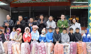 Mang chăn ấm, Tết sớm đến học sinh vùng cao Hoàng Su Phì