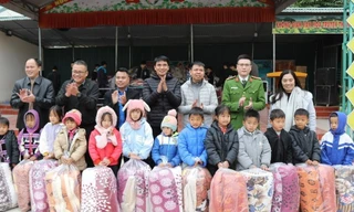 Mang chăn ấm, Tết sớm đến học sinh vùng cao Hoàng Su Phì