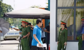 Thí sinh chuyên Tuyên Quang kết thúc thi Văn tốt nghiệp, vỡ oà cảm xúc