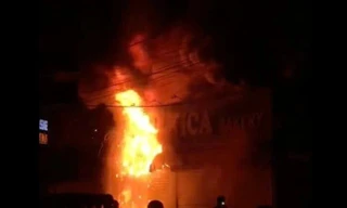 [CLIP] Tiệm bánh ở trung tâm TPHCM cháy trơ khung lúc rạng sáng