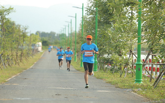 Hơn 2.000 sinh viên, nhân sự khối Công nghệ tham gia giải chạy Run For Green 2019 tại Hà Nội
