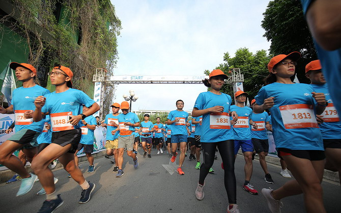 Hơn 2.000 sinh viên, nhân sự khối Công nghệ tham gia giải chạy Run For Green 2019 tại Hà Nội