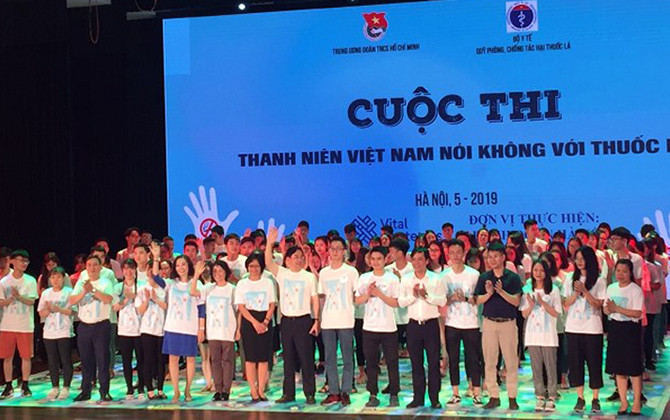 Gần 1.000 sinh viên ký cam kết không sử dụng thuốc lá