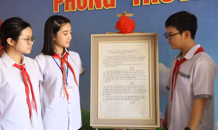 Bức điện gửi kèm bức ảnh Bác Hồ tặng Trường Cấp 2 Nam Liên vào ngày 19/5/1969