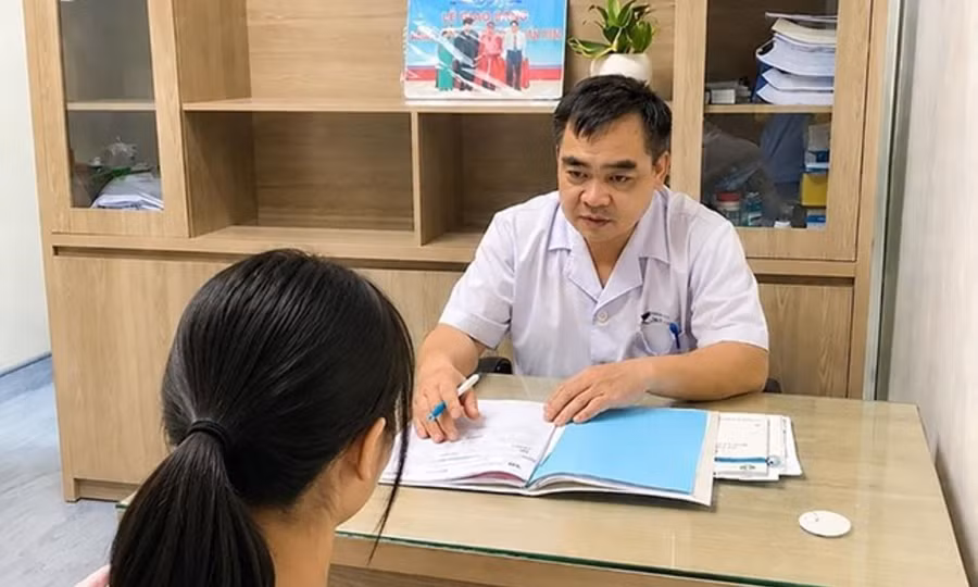 PGS.TS Ngô Anh Vinh khám cho bệnh nhi trầm cảm