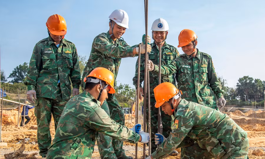 Đại úy Bloong Nhé (bên trái) và Thiếu tá A Lăng HậuẢnh: Lê Văn Chương 