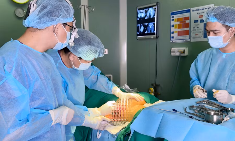 TS.BS Nguyễn Phan Tú Dung (người đứng giữa) cùng các bác sĩ Bệnh viện JW Hàn Quốc thực hiện ca phẫu thuật cứu bệnh nhân bị tai biến thẩm mỹ Ảnh: Vân Sơn 