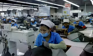 Lao động khu công nghiệp: Ở ngoài thì thừa, bên trong kêu thiếu