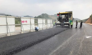 Sắp thảm nhựa tạo nhám, chống trơn trượt cao tốc Nội Bài - Lào Cai 