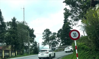 Biển báo hạn chế tốc độ 30 km/h liên tục xuất hiện trên đường lên Sa Pa: Nên hay không?