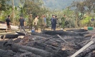 200 người dập đám cháy nhà sàn ở Tuyên Quang