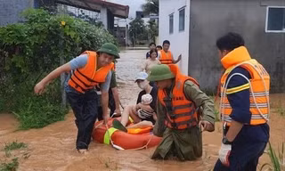 Lực lượng công an tích hỗ trợ người dân trong bão số 11