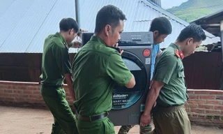 Điện Biên: Hình ảnh cán bộ chiến sỹ công an giúp dân sơ tán, khơi thông đường sạt lở