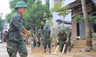 Bộ Chỉ huy Quân sự tỉnh Lào Cai đã huy động hơn 650 cán bộ, chiến sĩ triển khai tại xã Việt Hồng, các phường Yên Bái, Nam Cường, xã Mậu A, Văn Phú, Trấn Yên… cùng các lực lượng công an, dân quân và chính quyền địa phương giúp dân khắc phục hậu quả mưa lũ.