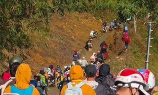 Nhiều người đi 'săn' phong lá đỏ bất chấp đường núi trơn trượt 