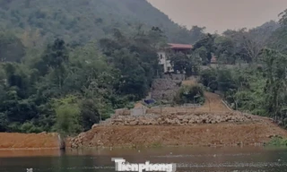 Vụ bạt núi, lấn hồ du lịch quốc gia: Gần một tháng vẫn chưa bốc dỡ xong khu đất vi phạm