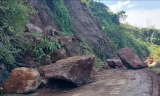 Nhiều khối đá nặng hàng tấn rơi xuống đường ở Sơn La, cấm phương tiện qua lại