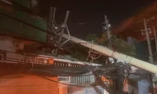Trụ điện bất ngờ đổ sập đè vào nhà dân trong đêm