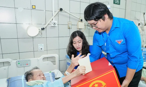 Những lá phiếu đặc biệt bên giường bệnh