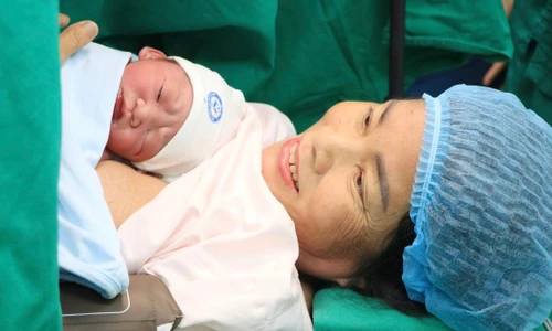 Vượt qua ranh giới tuổi tác, sản phụ 60 tuổi sinh con an toàn