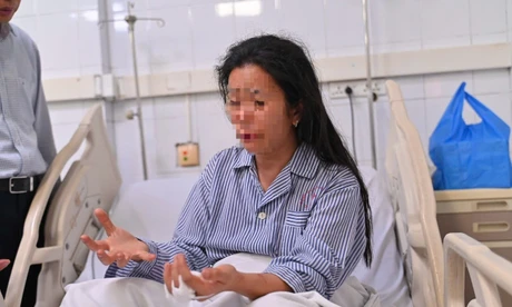 Người phụ nữ kể lại giây phút sinh tử khi tàu du lịch lật