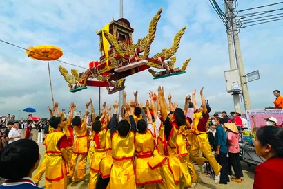 Màn tung kiệu và cướp lộc ở ngôi đền thiêng nhất Nghệ An