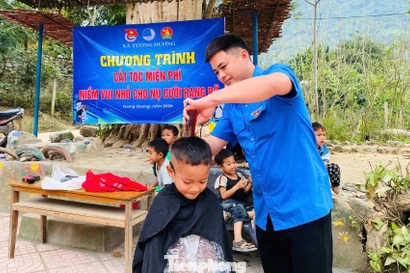 Tuổi trẻ Nghệ An vào bản làng cắt tóc miễn phí cho trẻ em vui xuân đón Tết