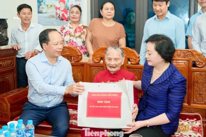 Phó Thủ tướng Phạm Thị Thanh Trà thăm, tặng quà Mẹ Việt Nam Anh hùng